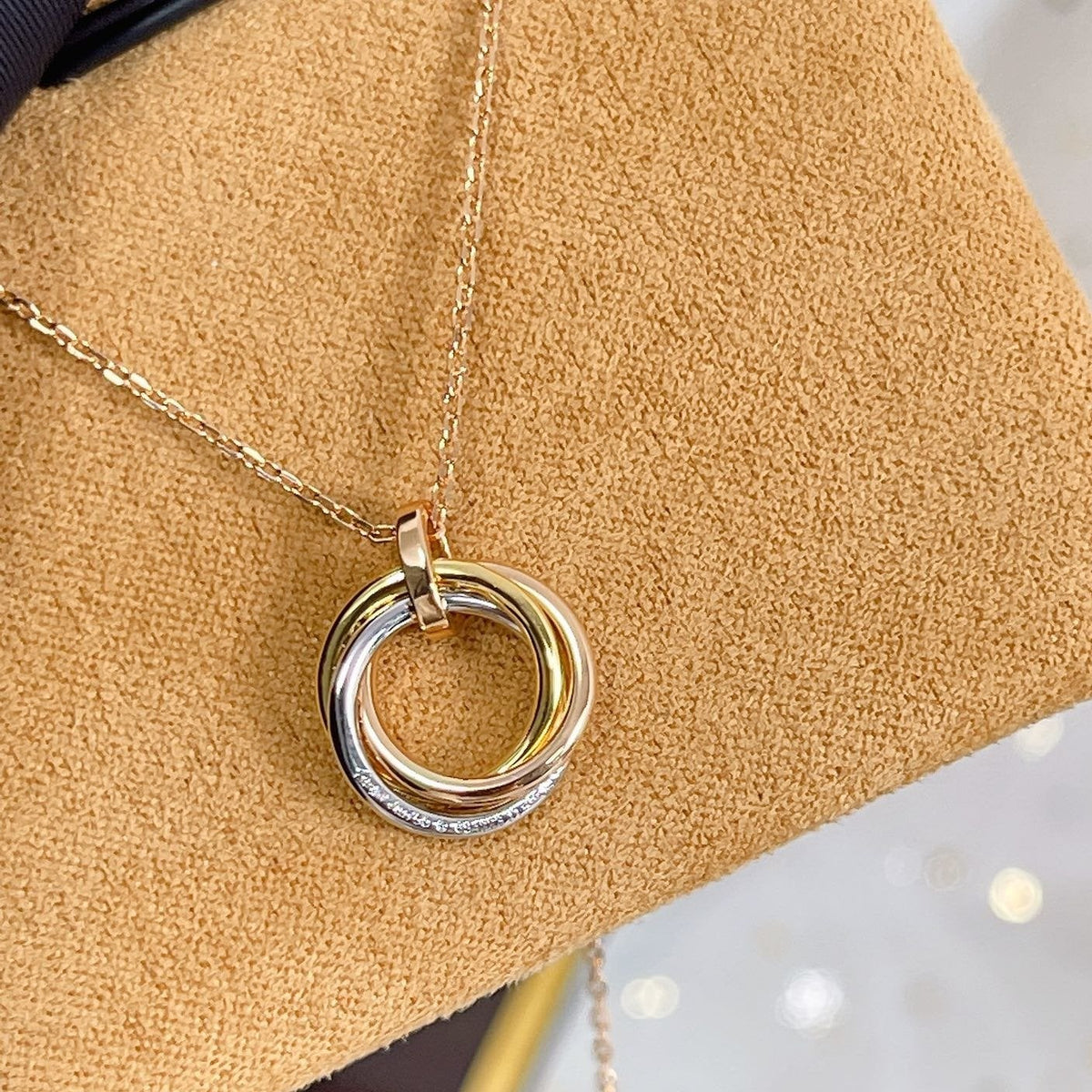 {
"Bling Jewelrys": "ブリングジュエリー",
"TRINITY NECKLACE SILVER GOLD PINK GOLD DIAMONDS": "トリニティネックレス シルバー ゴールド ピンクゴールド ダイヤモンド"
}