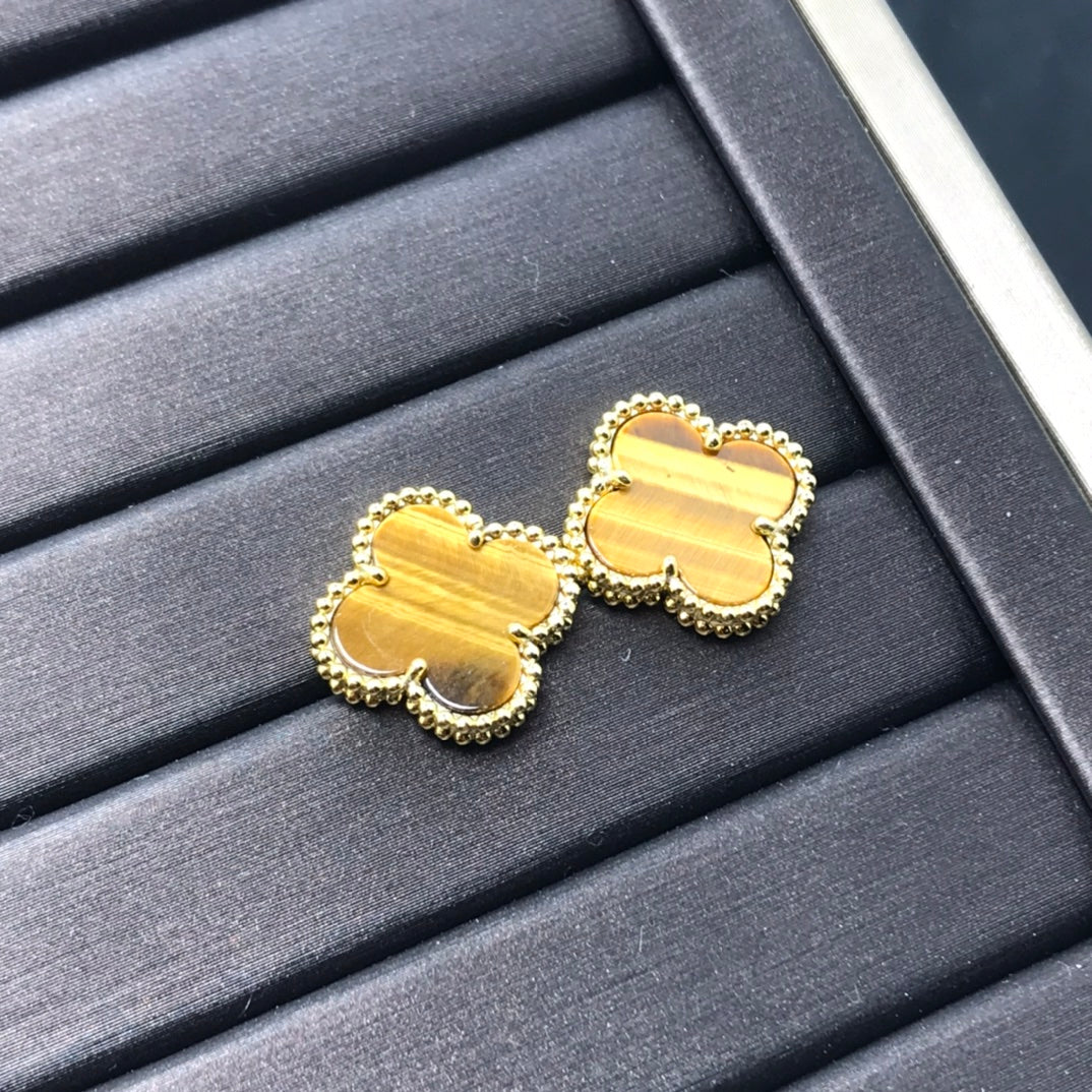 {
"Bling Jewelrys ": "ブリングジュエリー",
"CLOVER MEDIUM 1 MOTIFS TIGER EYE EARRINGS": "クローバー ミディアム 1モチーフ タイガーアイ ピアス"
}