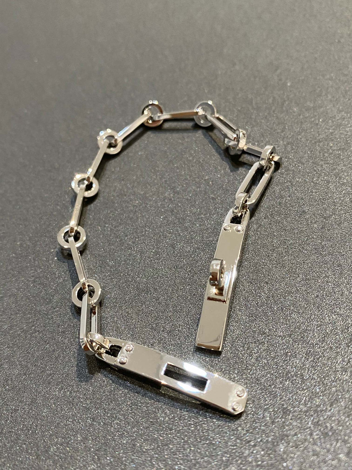 {
"Bling Jewelrys": "ブリング・ジュエリー",
"CHAINE BRACELET SMALL MODEL DIAMOND": "チェーンブレスレット スモールモデル ダイヤモンド"
}
