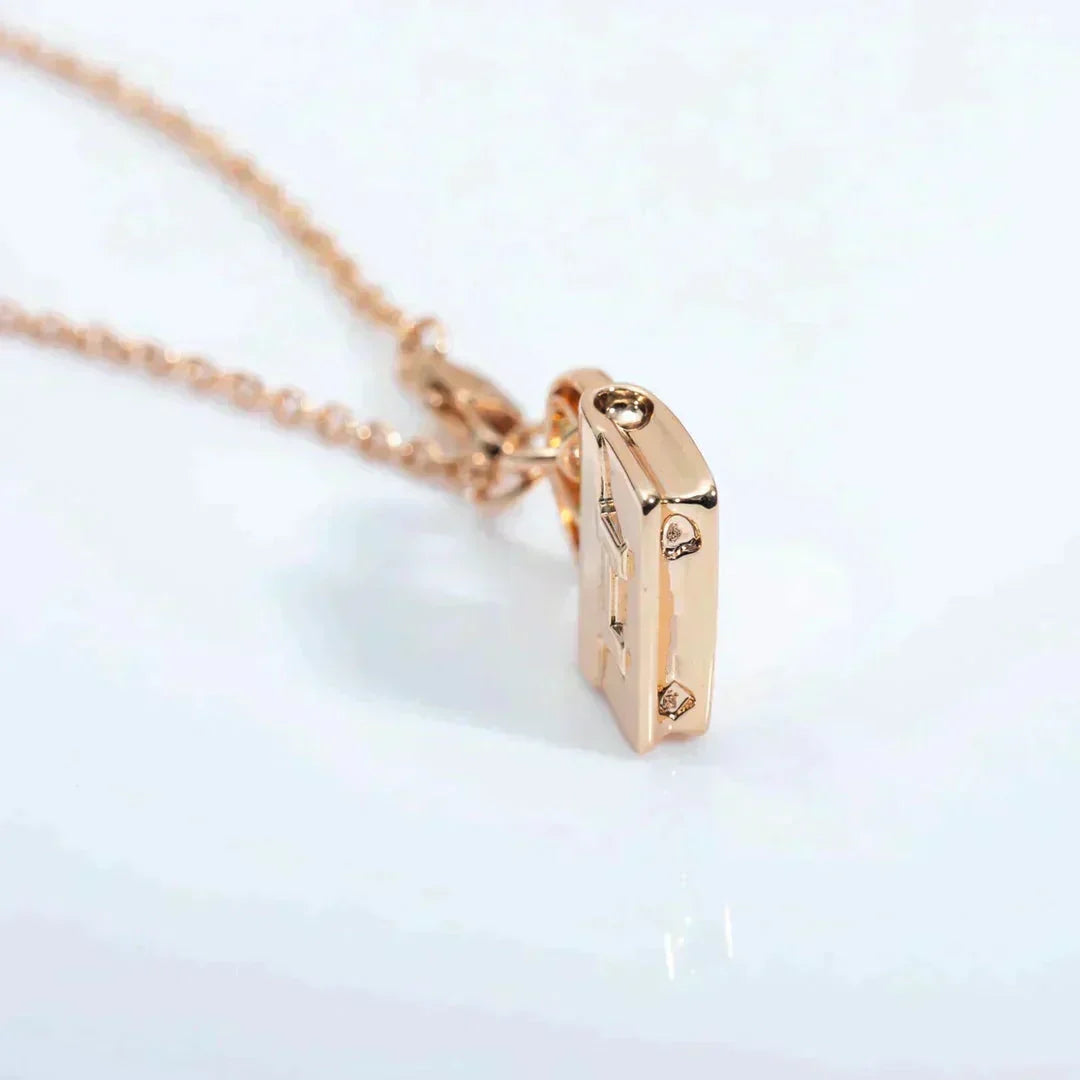 {
"Bling Jewelrys": "Bling Jewelrys",
"AMULETTE PEDANT ROSE GOLD NECKLACE": "AMULETT-ANHÄNGER ROSÉGOLD-HALSKETTE"
}