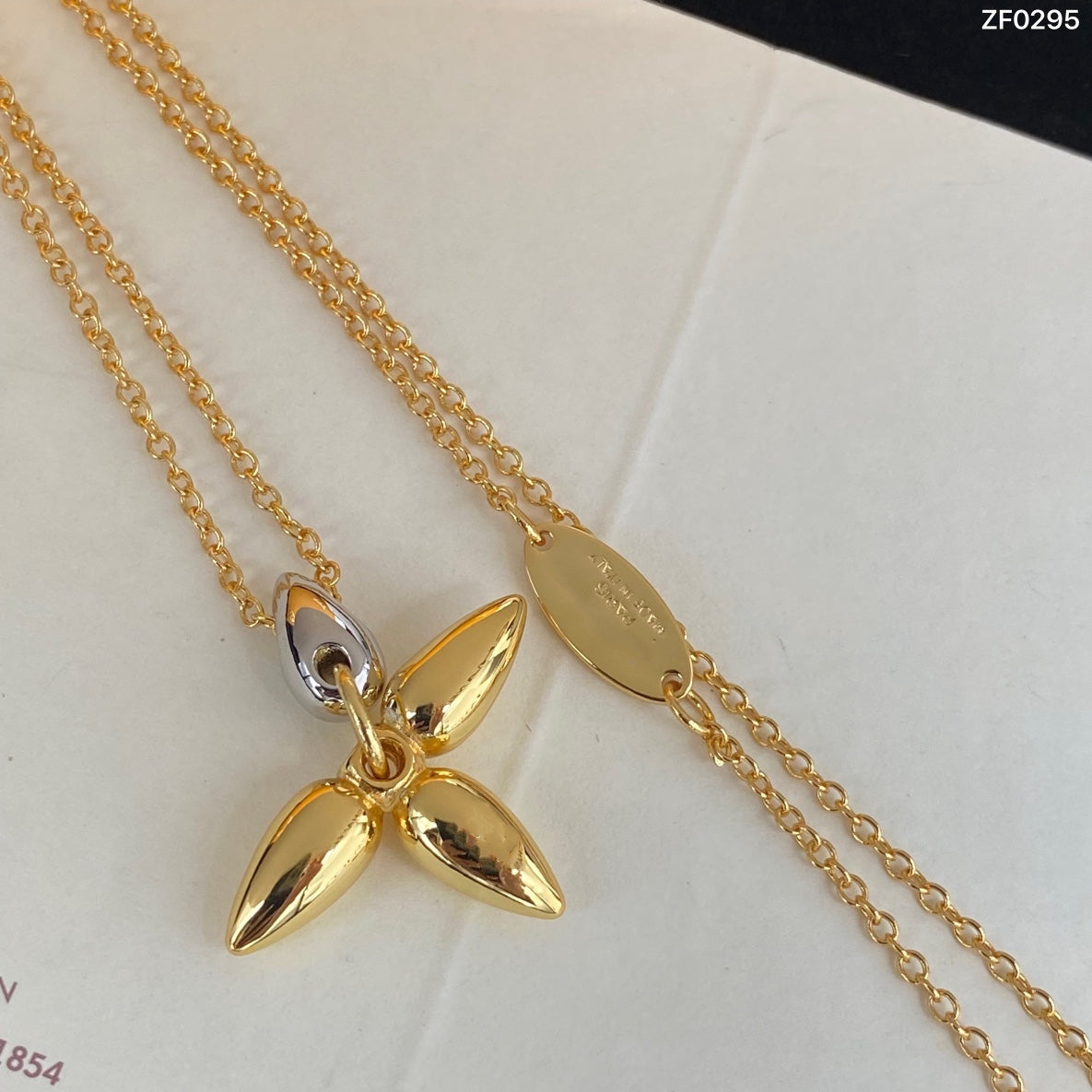 {
"Bling Jewelrys ": "ブリングジュエリー",
"LOUISETTE PEDANT GOLD NECKLACE": "ルイゼット ペンダント ゴールドネックレス"
}