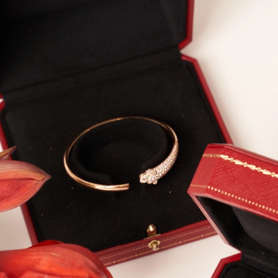 {
"Bling Jewelrys": "ブリングジュエリー",
"PANTHERE ROSE GOLD DIAMOND OPEN BRACELET": "パンテール ローズゴールド ダイヤモンド オープンブレスレット"
}
