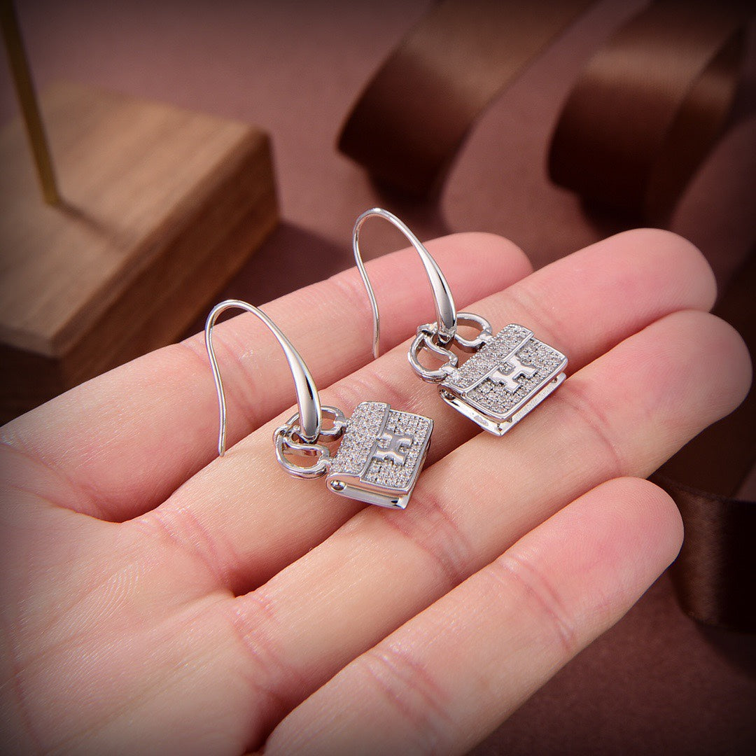 {
"Bling Jewelrys": "Bling Jewelry",
"KELLY DIAMOND EARRINGS": "KELLY DIAMANTOHRRINGE"
}