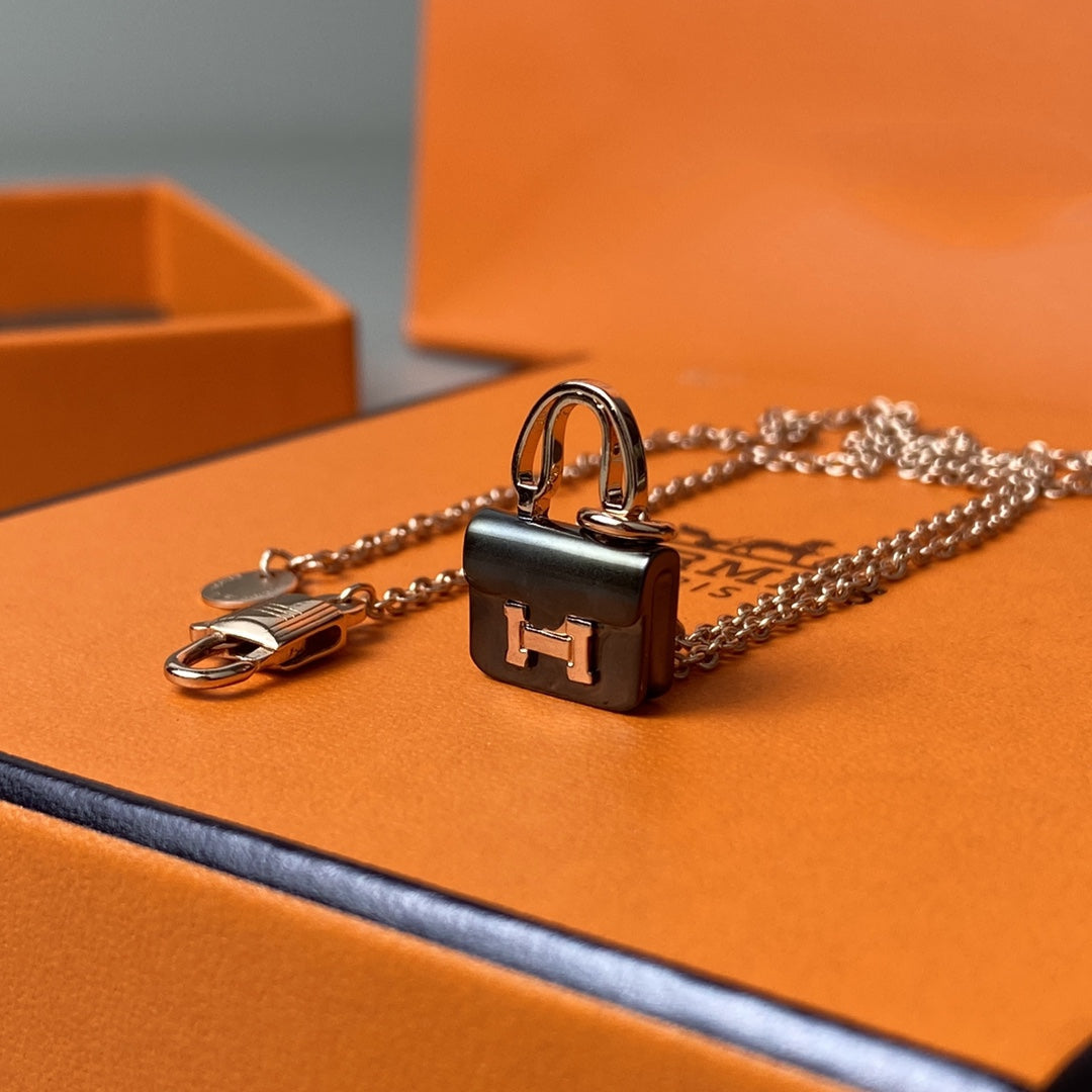 {
"Bling Jewelrys": "ブリング・ジュエリー",
"CONSTANCE BLACK PEDANT PINK GOLD NECKLACE": "コンスタンス ブラックペンダント ピンクゴールドネックレス"
}