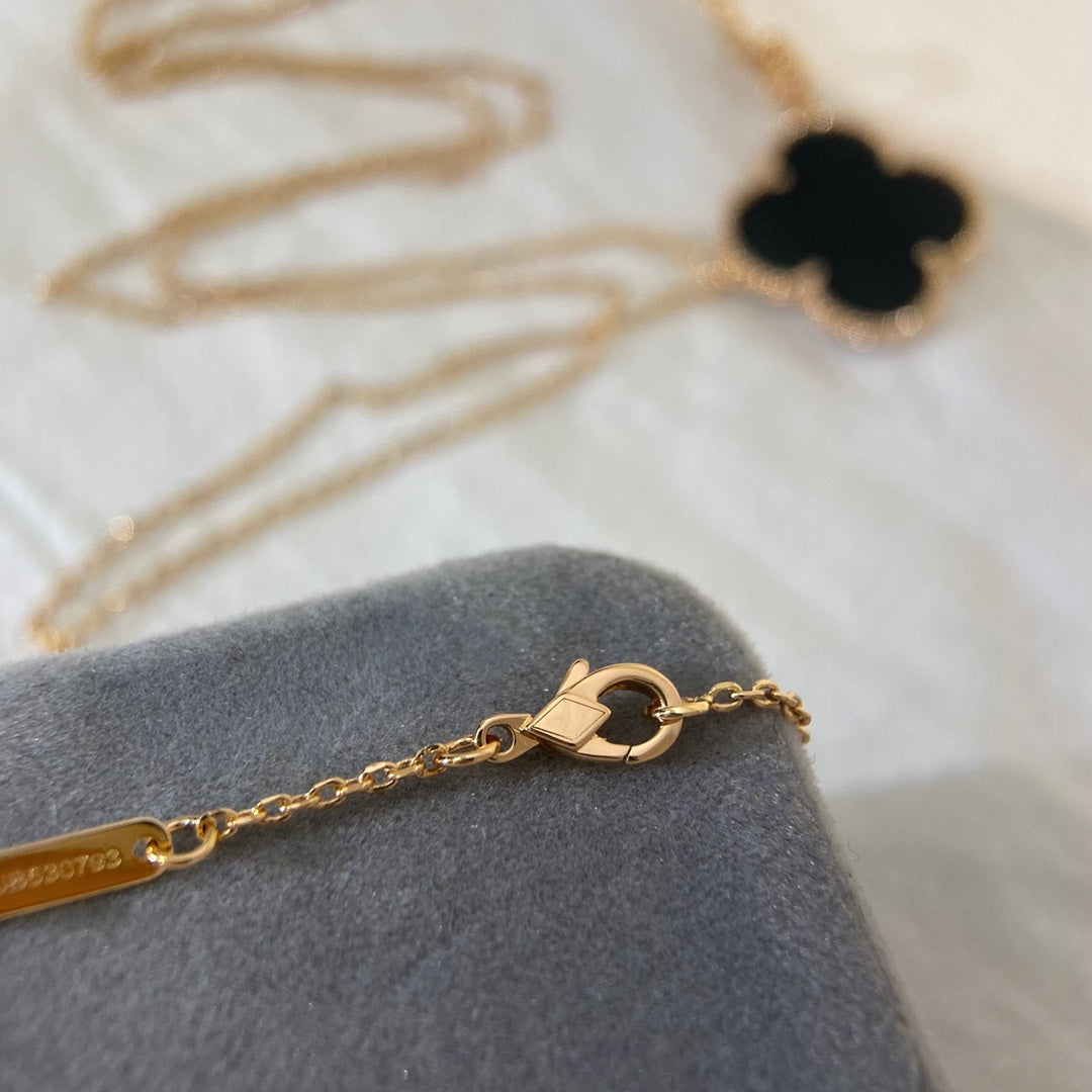 {
"Bling Jewelrys ": "ブリング・ジュエリー",
"CLOVER 25MM NECKLACE GOLD ONYX": "クローバー 25mm ネックレス ゴールド オニキス"
}
