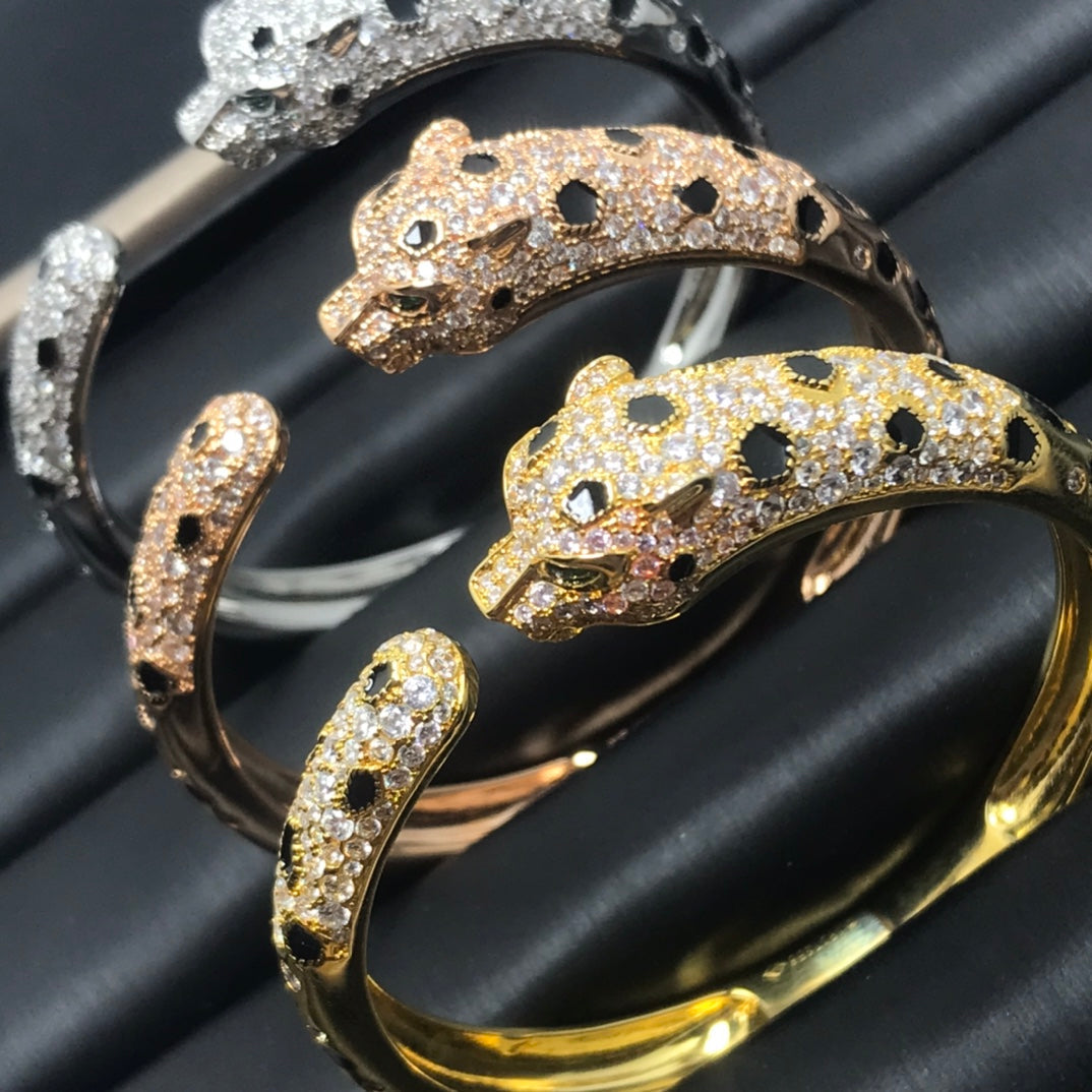 {
"Bling Jewelrys": "ブリングジュエリー",
"PANTHERE BIG BRACELET DIAMONDS": "パンテール ビッグブレスレット ダイヤモンド"
}