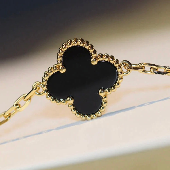 {
"Bling Jewelrys ": "ブリング・ジュエリー ",
"CLOVER 20 MOTIFS ONYX NECKLACE": "クローバー 20モチーフ オニキス ネックレス"
}