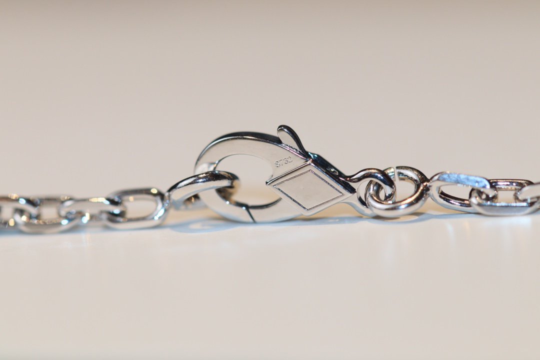{
"Bling Jewelrys": "Bling Jewelry",
"CLOVER 20 MOTIFS ONYX DIAMOND SILVER": "KLEEBLATT 20 MOTIVE ONYX DIAMANT SILBER"
}