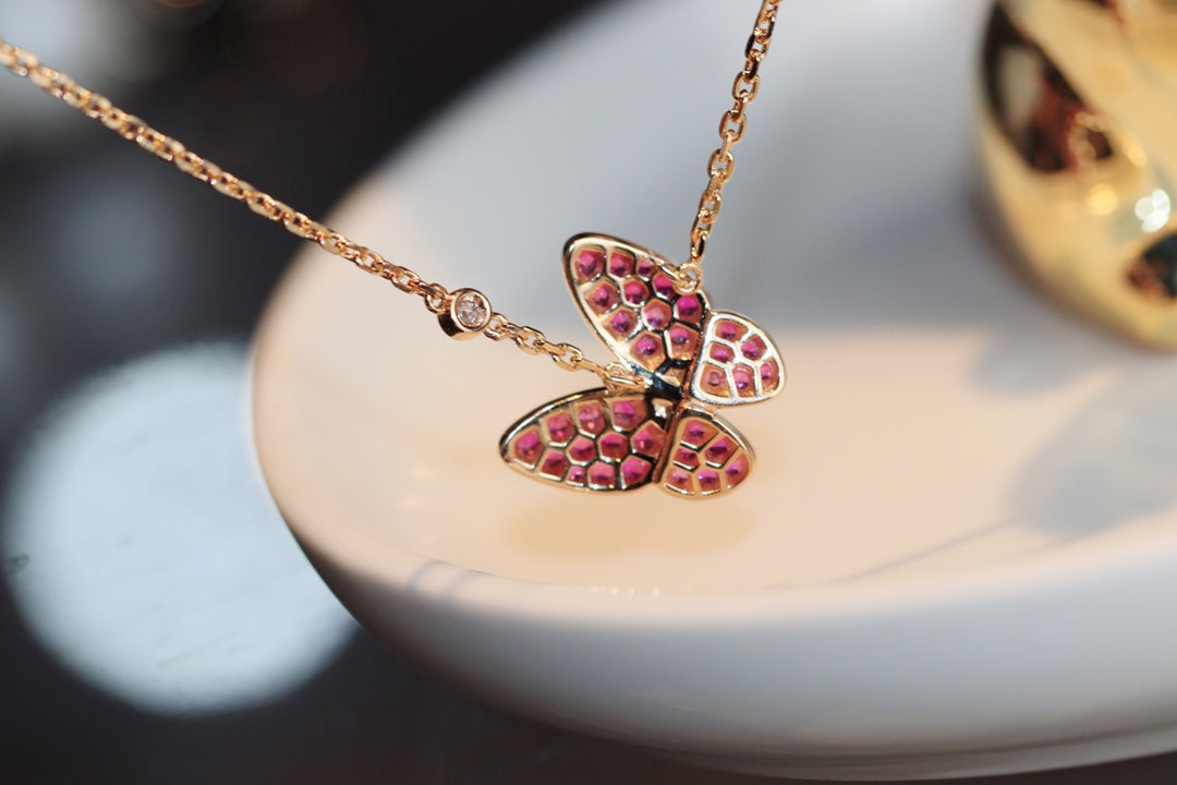 {
"Bling Jewelrys": "ブリングジュエリー",
"BUTTERFLY RED DIAMOND ROSE GOLD NECKLACE": "バタフライ レッドダイヤモンド ローズゴールド ネックレス"
}