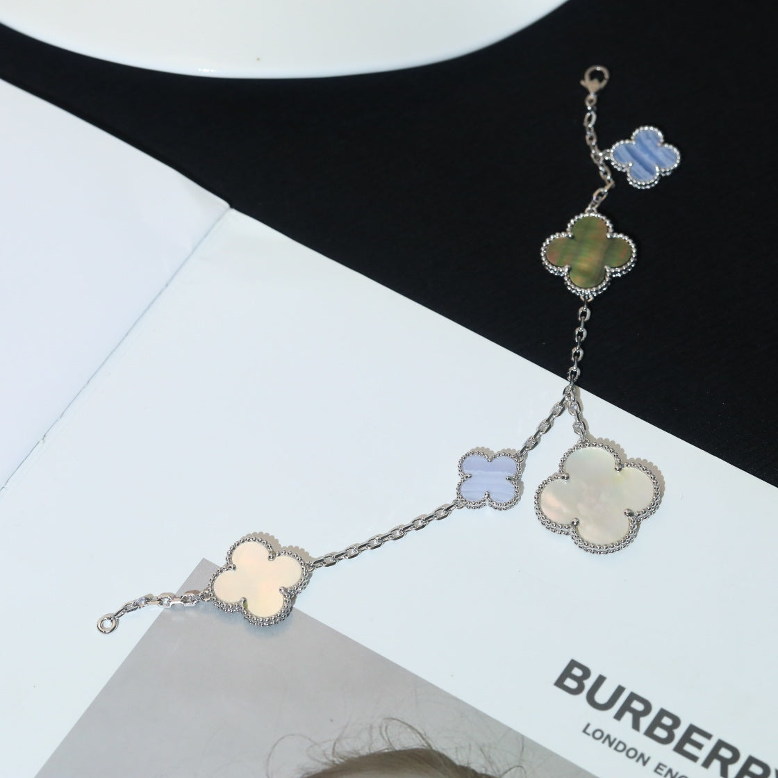 {
"Bling Jewelrys": "Bling Jewelrys",
"CLOVER BRACELET 5 MOTIFS MOP CHALCEDONY SILVER": "KLEEBLATT-ARMBAND 5 MOTIVE PERLMUTT CHALCEDON SILBER"
}
