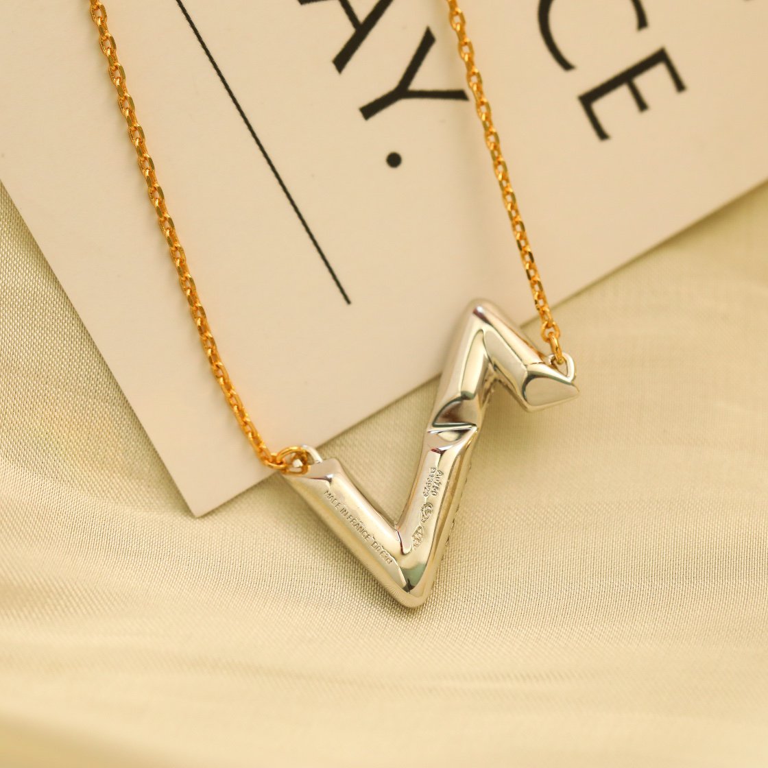 {
"Bling Jewelrys": "ブリングジュエリー",
"VOLT SILVER DIAMOND PEDANT NECKLACE": "ボルト シルバー ダイヤモンド ペンダント ネックレス"
}