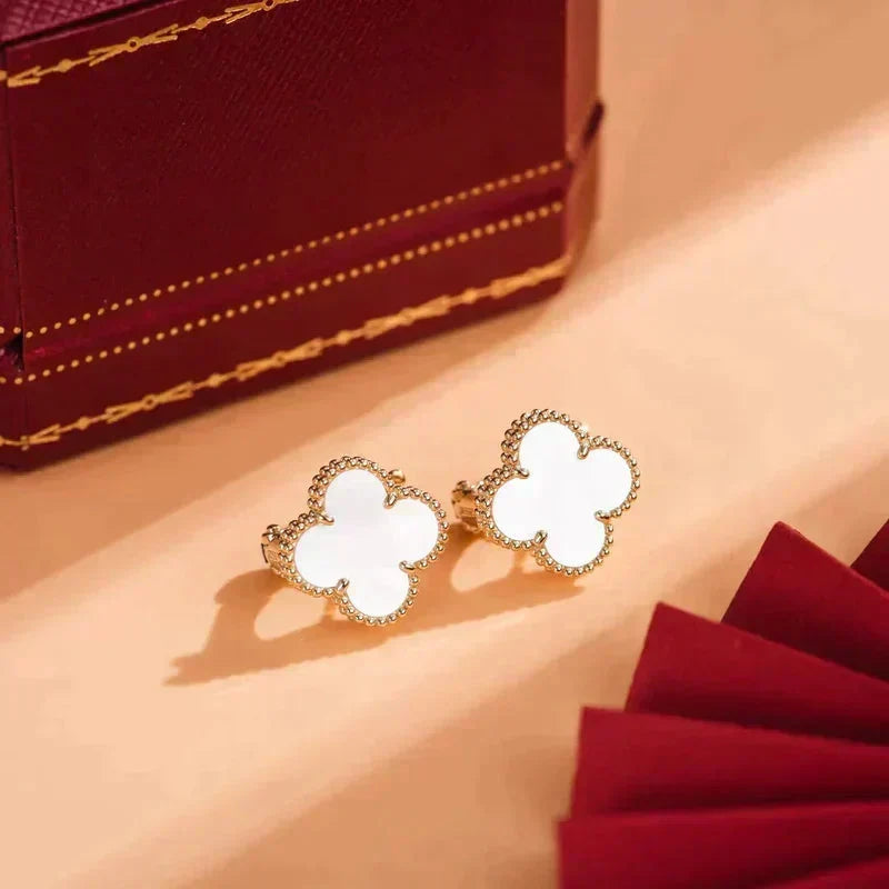 {
"Bling Jewelrys": "ブリング・ジュエリー",
"CLOVER MEDIUM 1 MOTIFS WHITE MOP STUD EARRINGS": "クローバー ミディアム 1モチーフ ホワイトMOP スタッドピアス"
}