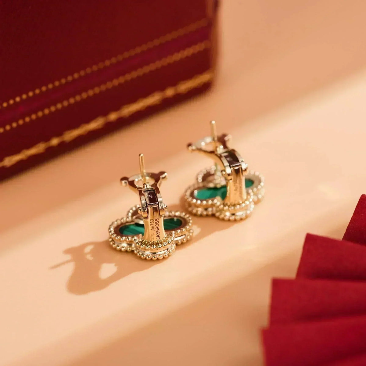 {
"Bling Jewelrys": "ブリング・ジュエリー",
"CLOVER MEDIUM 1 MOTIFS MALACHITE EARRINGS": "クローバー ミディアム 1モチーフ マラカイト ピアス"
}