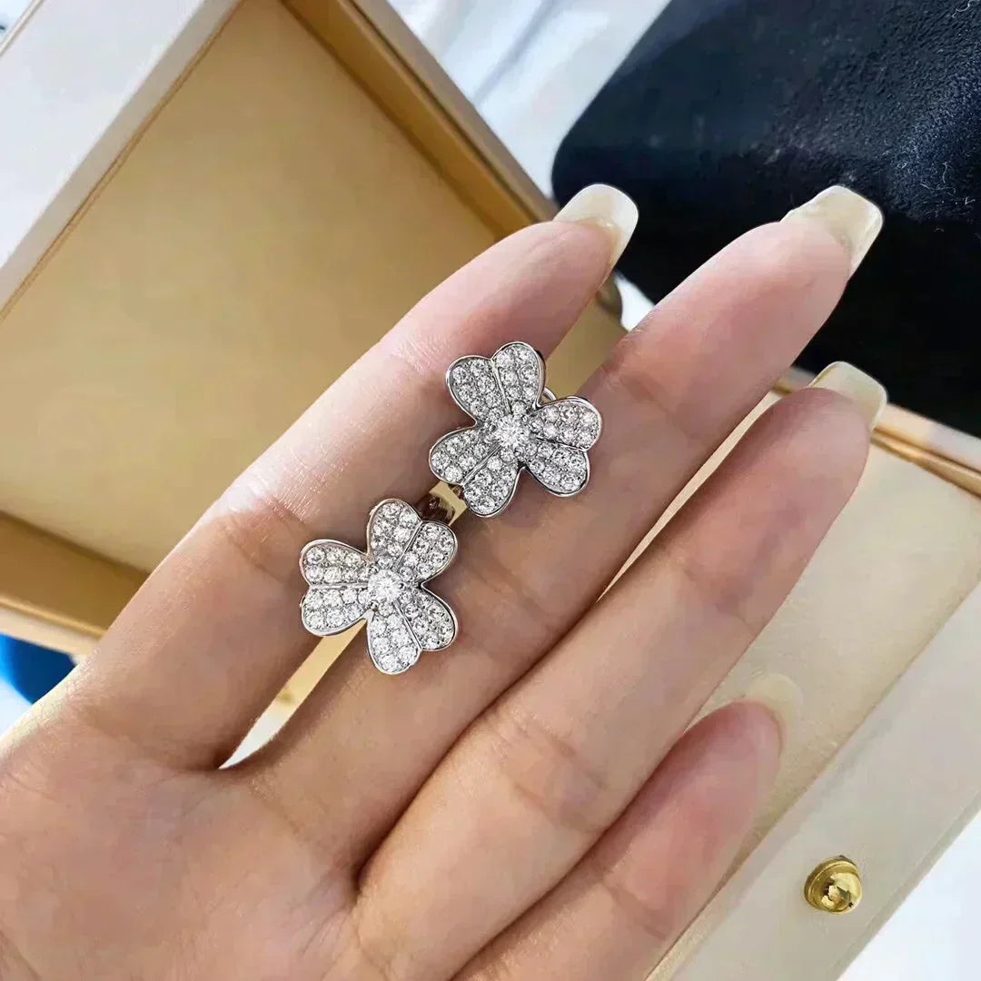 {
"Bling Jewelrys ": "ブリング・ジュエリー",
"CLOVER COMOS DIAMOND EARRINGS SILVER": "クローバー・コスモス・ダイヤモンド・イヤリング・シルバー"
}