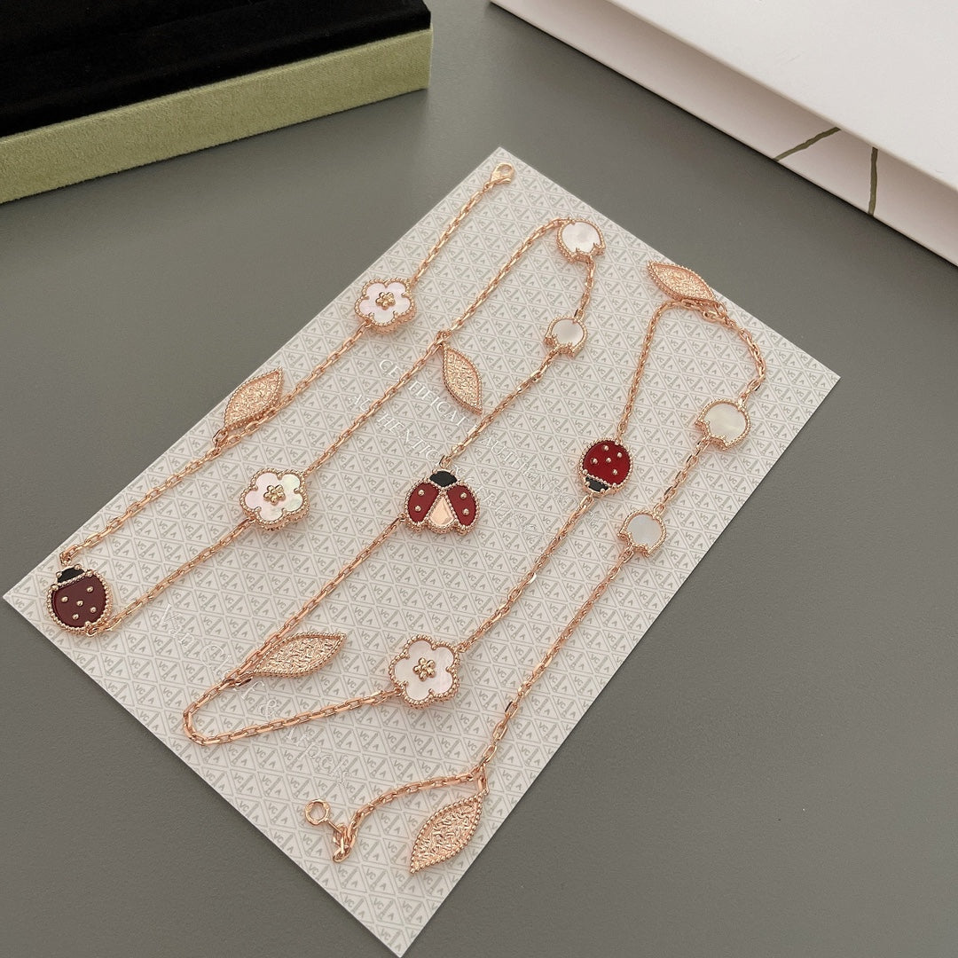 {"Bling Jewelrys": "Bling Jewelrys", "LUCKY SPRING 15 MOTIFS ROSE GOLD NECKLACE": "LUCKY SPRING HALSKETTE MIT 15 MOTIVEN IN ROSÉGOLD"}