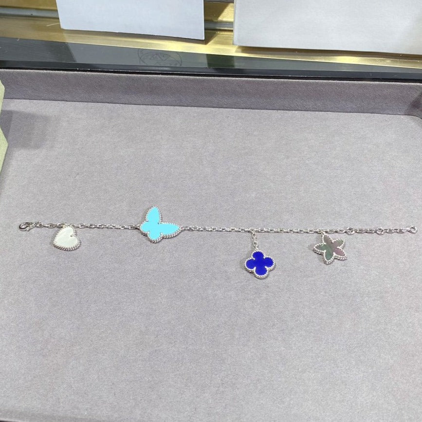 {
"Bling Jewelrys": "Bling Jewelrys",
"LUCKY SPRING SILVER BRACELET 4 MOTIF": "GLÜCKS-FRÜHLINGSARMBAND SILBER 4 MOTIVE"
}
