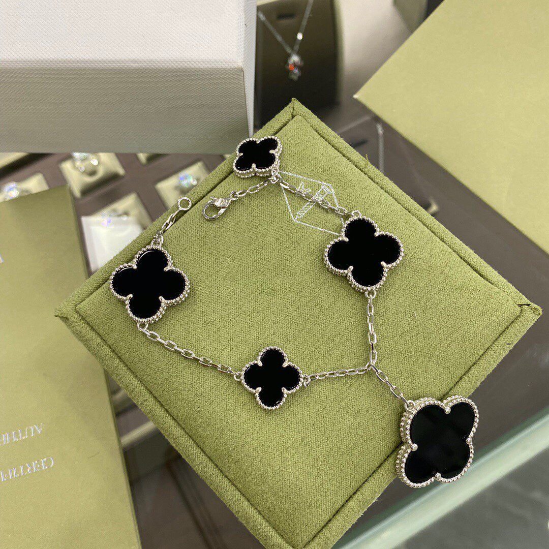 {
"Bling Jewelrys": "ブリング・ジュエリー",
"CLOVER 5 MOTIFS SIVLER ONYX BRACELET": "クローバー 5モチーフ シルバー オニキス ブレスレット"
}