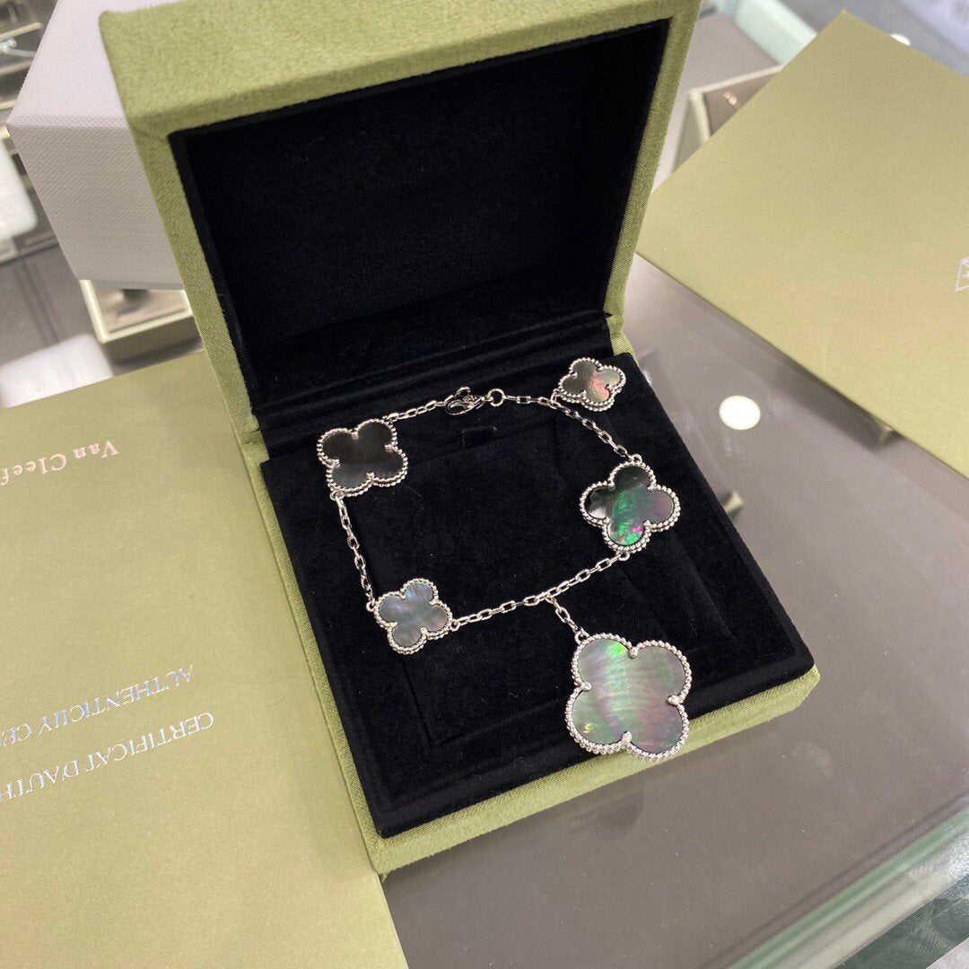 {
"Bling Jewelrys ": "Bling Jewelrys ",
"CLOVER 5 MOTIFS SIVLER DARK MOP BRACELET": "KLEEBLATT 5 MOTIVE SILBER DUNKLES PERLMUTT ARMBAND"
}