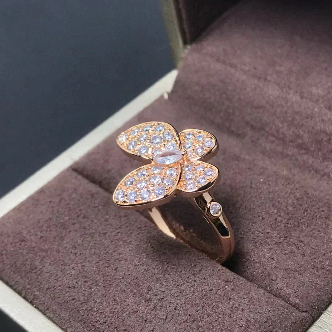 {
"Bling Jewelrys": "Bling Jewelry",
"BUTTERFLY PINK GOLD DIAMOND RING": "SCHMETTERLINGS-RING AUS ROSÉGOLD MIT DIAMANTEN"
}