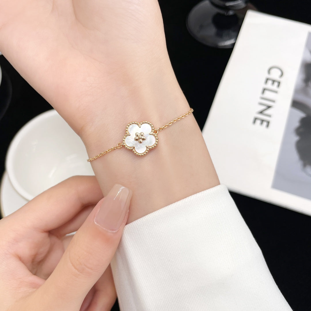 {
"Bling Jewelrys ": "Bling Jewelrys ",
"LUCKY SPRING ROSE GOLD MOP BRACELET": "GLÜCKS-FRÜHLINGSARMBAND ROSÉGOLD PERLMUTT"
}