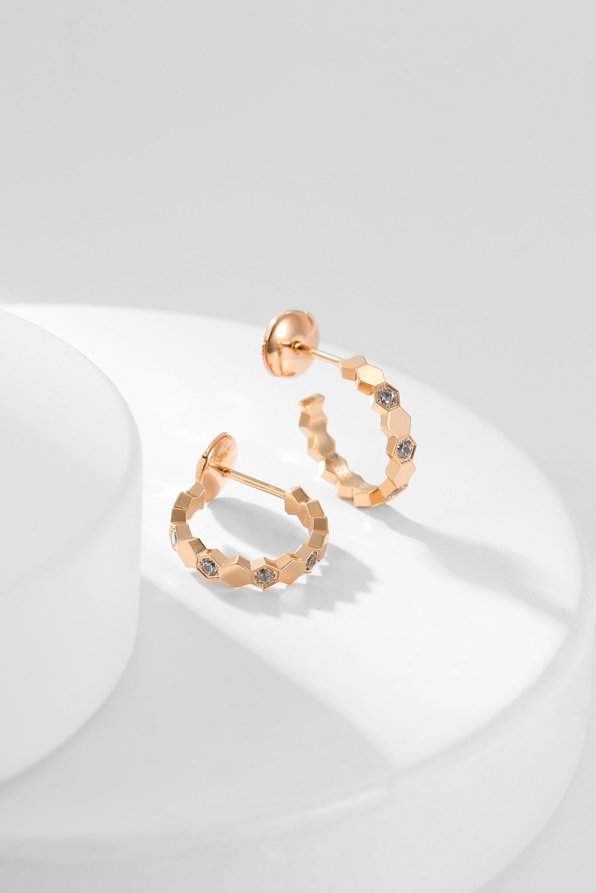 {
"Bling Jewelrys": "ブリングジュエリー",
"BEE LOVE DIAMOND HOOP EARRINGS": "ビー・ラブ ダイヤモンド フープピアス"
}