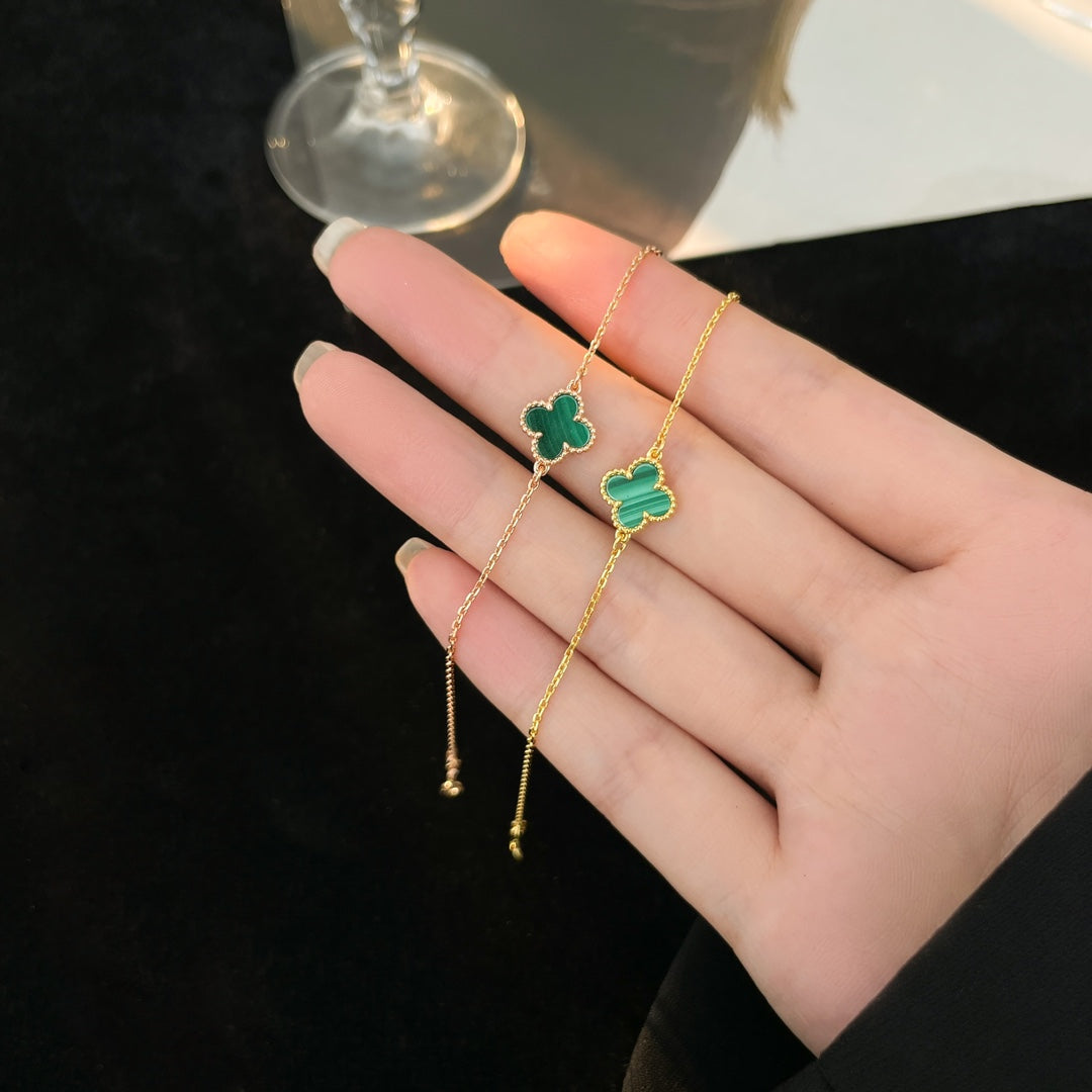 {
"Bling Jewelrys": "ブリングジュエリー",
"CLOVER BRACELET MALACHITE 1 MOTIF": "クローバーブレスレット マラカイト 1モチーフ"
}
