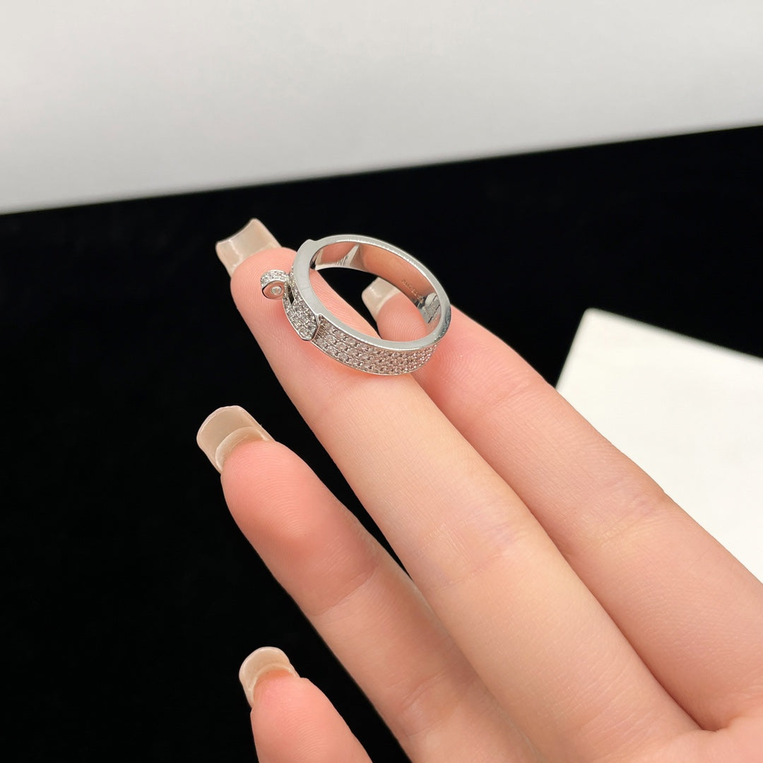 {
"Bling Jewelrys ": "ブリングジュエリー",
"KELLY SILVER DIAMOND RING": "ケリー シルバー ダイヤモンド リング"
}