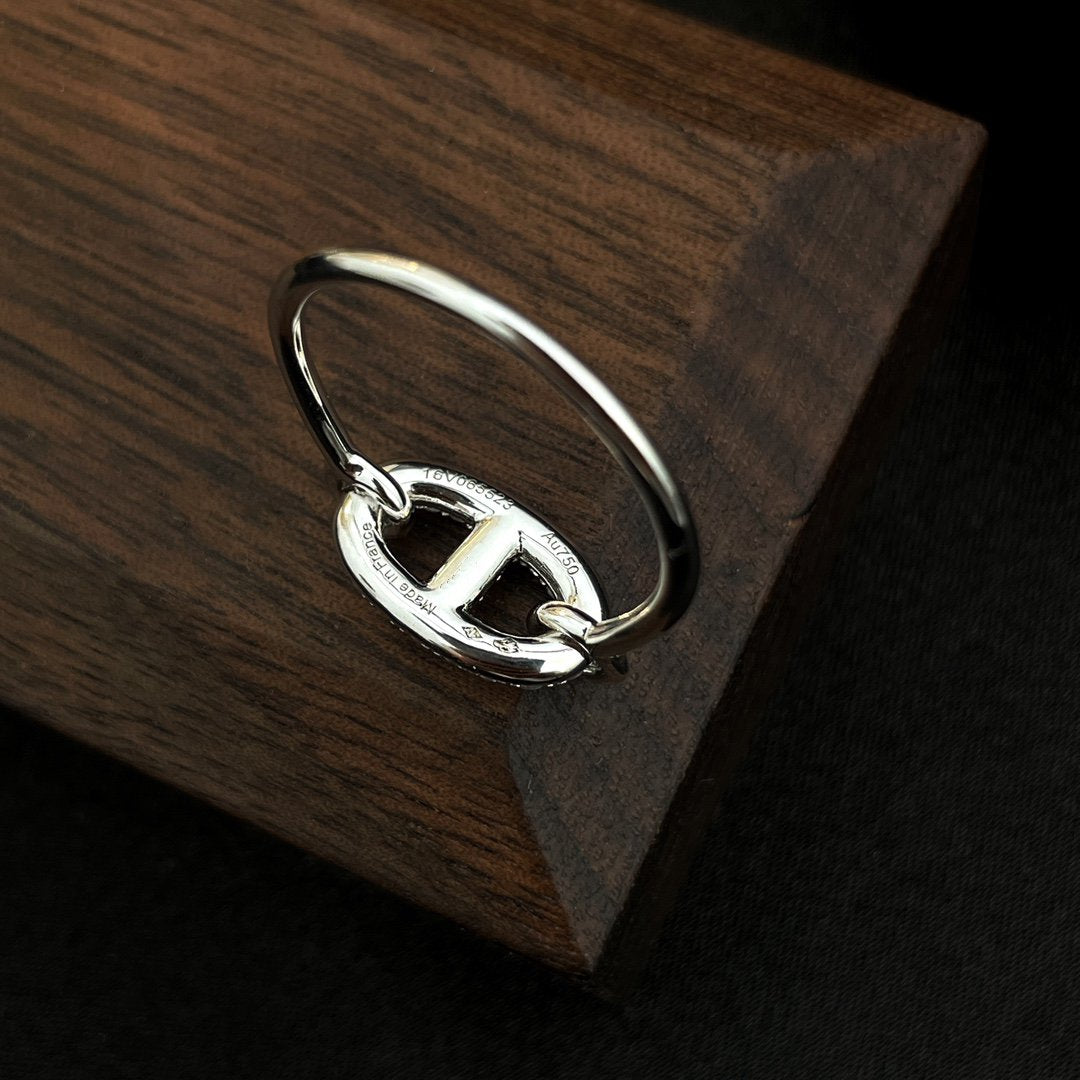 {
"Bling Jewelrys ": "ブリング・ジュエリー ",
"RONDE SMALL SILVER DIAMOND RING": "ロンデ スモール シルバー ダイヤモンド リング"
}