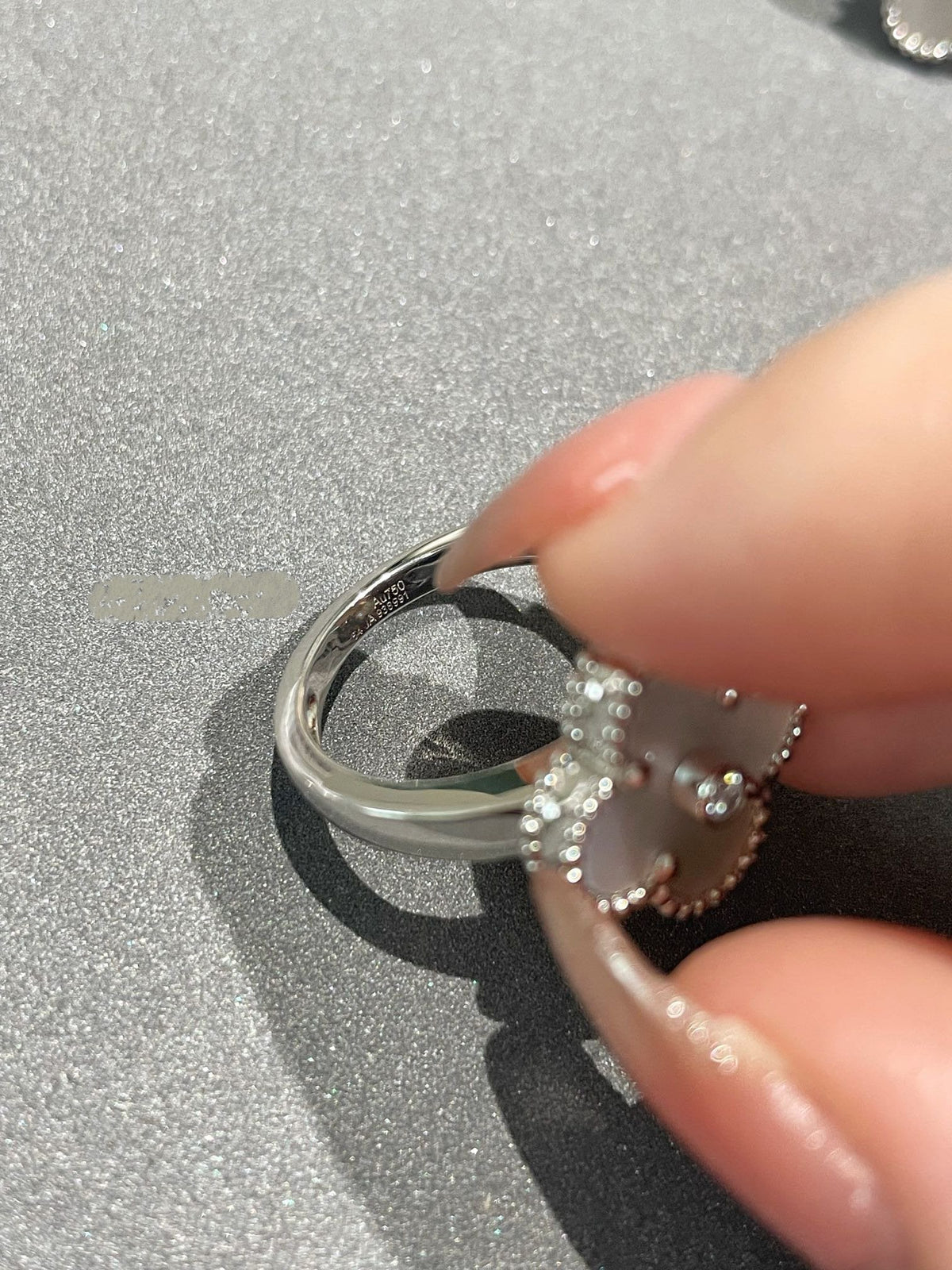 {
"Bling Jewelrys": "ブリング・ジュエリー",
"CLOVER SILVER MOP DIAMOND RING": "クローバー シルバー マザーオブパール ダイヤモンドリング"
}