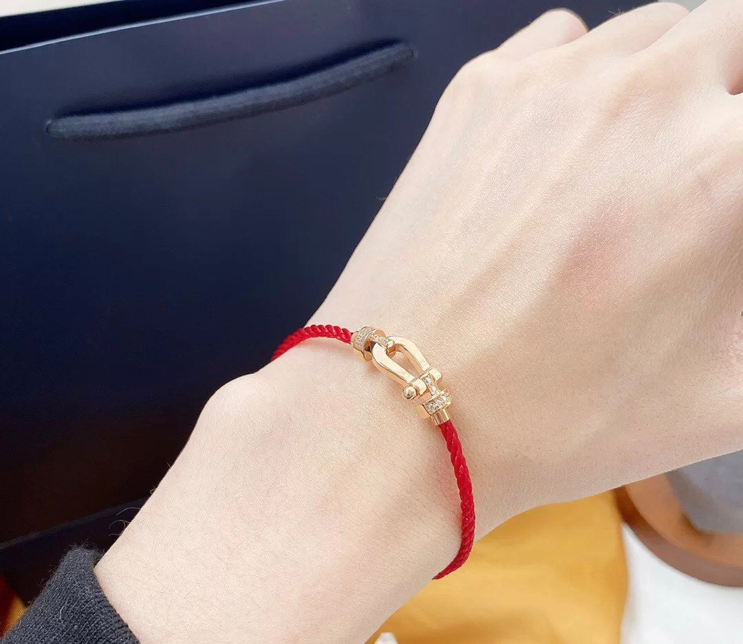 {
"Bling Jewelrys": "ブリン・ジュエリー",
"FORCE 10 HALF DIAMOND PINK GOLD RED CORDERI LARGE AND MEDIUM MODEL": "フォース10 ハーフダイヤモンド ピンクゴールド レッドコード ラージおよびミディアムモデル"
}