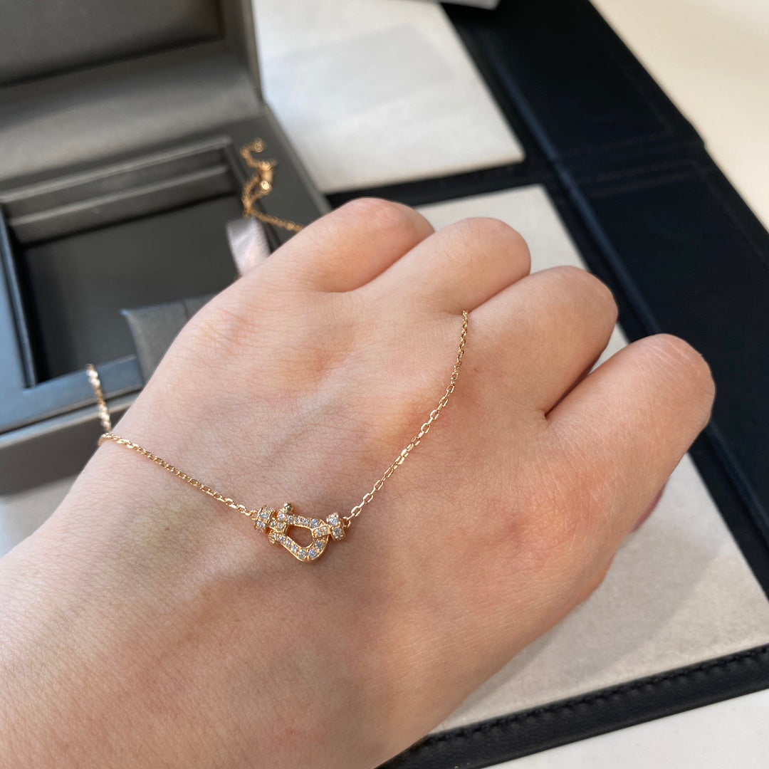 {
"Bling Jewelrys ": "ブリング・ジュエリー",
"FORCE 10 DIAMOND PINK GOLD NECKLACE MINI MODEL": "フォース10 ダイヤモンド ピンクゴールド ネックレス ミニモデル"
}