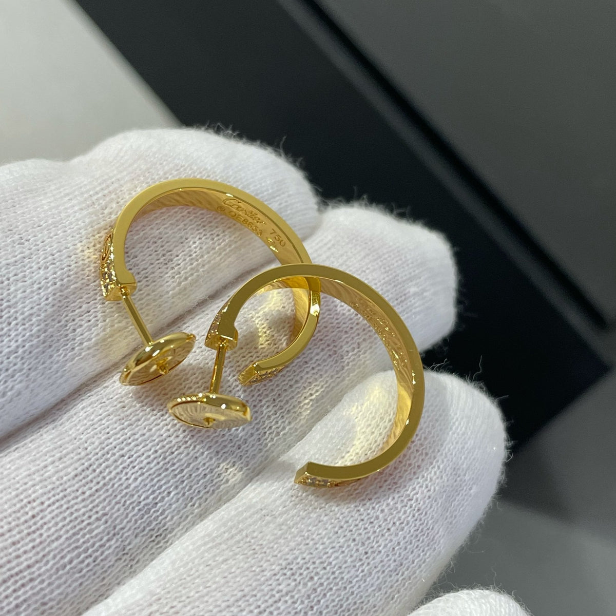 {
"Bling Jewelrys": "ブリングジュエリー",
"LOVE DIAMOND GOLD HOOP EARRINGS": "ラブ ダイヤモンド ゴールド フープピアス"
}