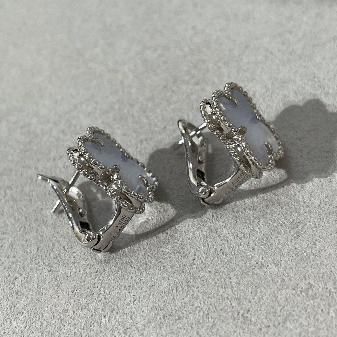 {"Bling Jewelrys": "Bling Jewelry", "CLOVER CHALCEDONY SILVER STUD EARRINGS": "KLEEBLATT CHALCEDON SILBER OHRSTECKER"}