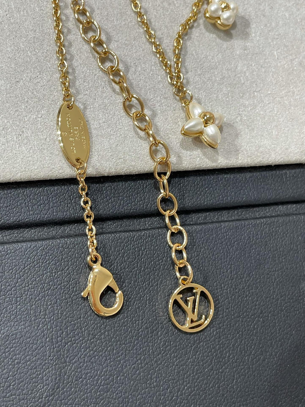 {
"Bling Jewelrys ": "ブリングジュエリー",
"FLOWERGRAM GOLD MOP DOUBLE ROW NECKLACE": "フラワーグラム ゴールド マザーオブパール 2連ネックレス"
}