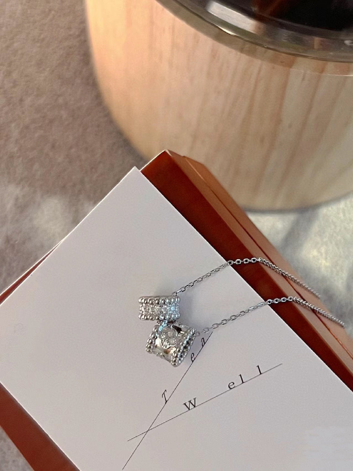 {
"Bling Jewelrys": "Bling Jewelry",
"PERLEE DOUBLE PENDANT SILVER DIAMOND NECKLACE": "PERLEE DOPPEL-ANHÄNGER SILBER DIAMANT-HALSKETTE"
}