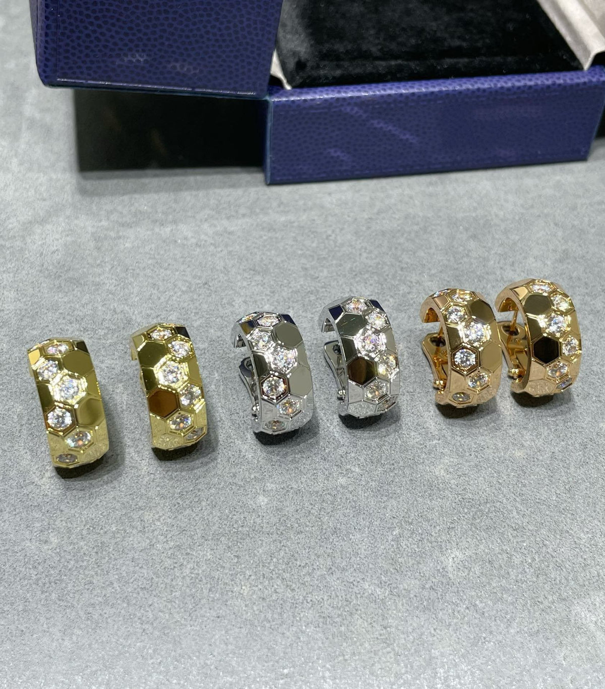 {
"Bling Jewelrys": "ブリングジュエリー",
"BEE LOVE DIAMOND HOOP EARRINGS": "ビー・ラブ ダイヤモンド フープピアス"
}