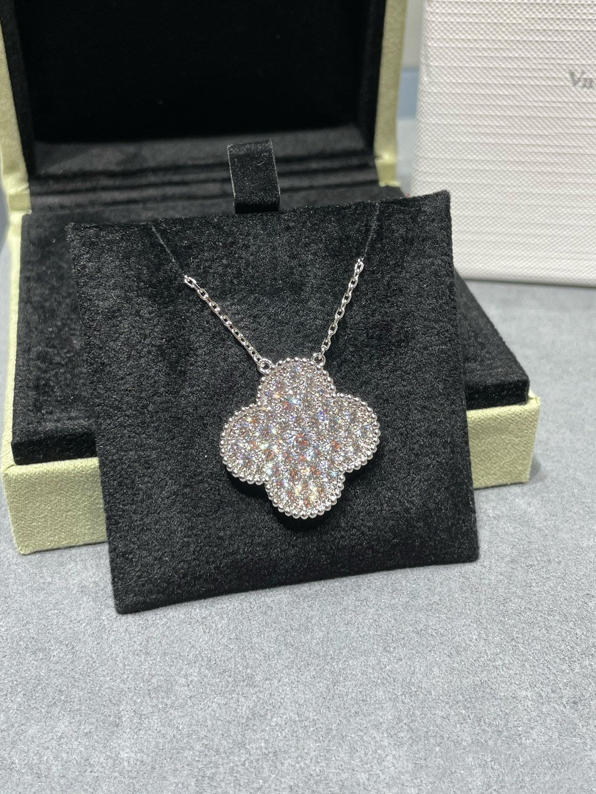{
"Bling Jewelrys ": "Bling Jewelry ",
"CLOVER 25MM LARGE PENDANT DIAMOND PAVED SILVER NECKLACE": "KLEEBLATT 25MM GROSSER ANHÄNGER DIAMANT-PAVÉ SILBERHALSKETTE"
}