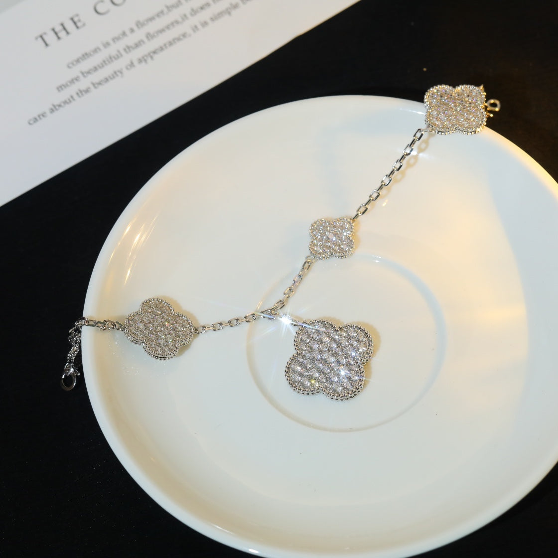 {
"Bling Jewelrys": "Bling Jewelrys",
"CLOVER BRACELET 5 MOTIF SILVER DIAMOND PAVED": "KLEEBLATT-ARMBAND 5 MOTIVE SILBER MIT DIAMANT-PAVÉ"
}