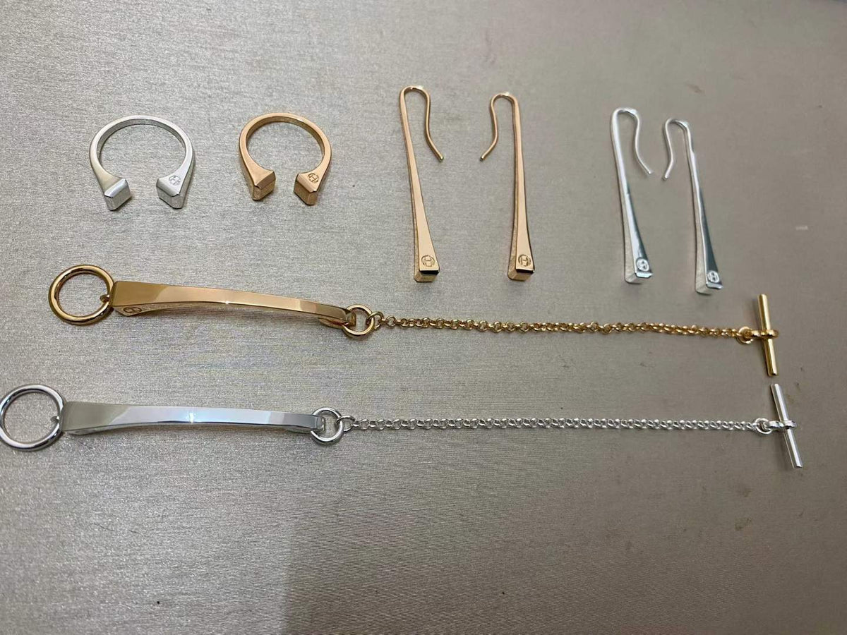 {
"Bling Jewelrys": "【Bling Jewelrys】コーンリベットリングはオープンタイプで、フリーサイズです。"
}