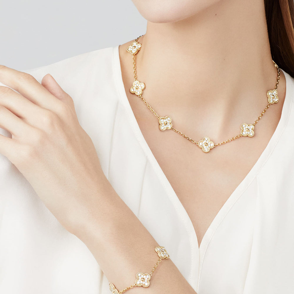 {
"Bling Jewelrys": "ブリング・ジュエリー",
"CLOVER 10 MOTIFS DIAMOND NECKLACE": "クローバー 10モチーフ ダイヤモンドネックレス"
}
