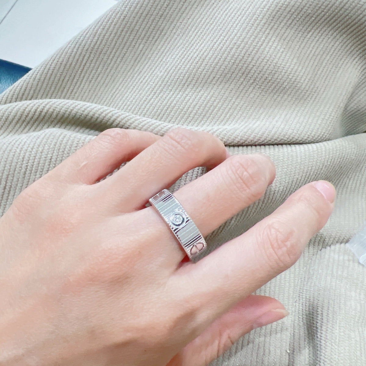 {
"Bling Jewelrys": "ブリングジュエリー",
"LOVE 6.5MM UNLIMITED 3 DIAMONDS RING": "LOVE 6.5MM アンリミテッド 3ダイヤモンド リング"
}