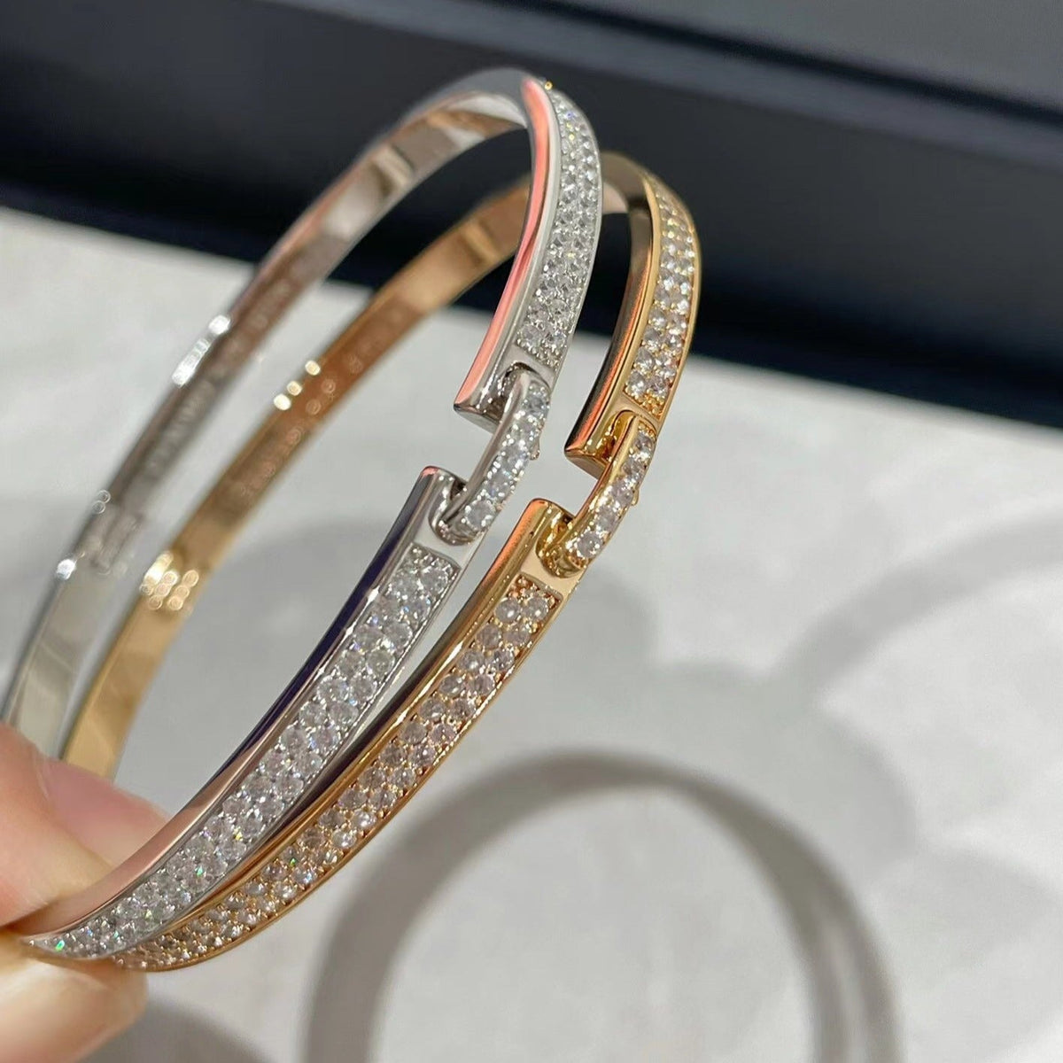 {
"Bling Jewelrys": "Bling Jewelrys",
"LIENS VIDENCE DIAMOND PAVED BRACELET": "LIENS VIDENCE DIAMANT-PAVÉ-ARMBAND"
}