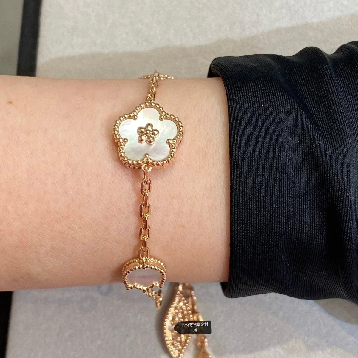 {
"Bling Jewelrys": "ブリング・ジュエリー",
"LUCKY SPRING 5 MOTIF BRACELET": "ラッキースプリング 5モチーフ ブレスレット"
}