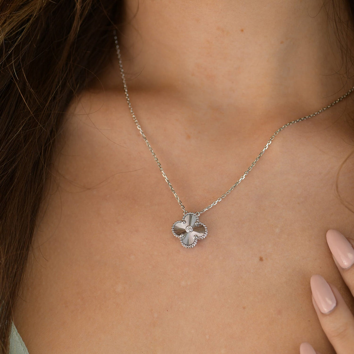{
"Bling Jewelrys ": "ブリング・ジュエリー",
"CLOVER 15MM DIAMOND LASER NECKLACE SILVER": "クローバー 15mm ダイヤモンドレーザー ネックレス シルバー"
}