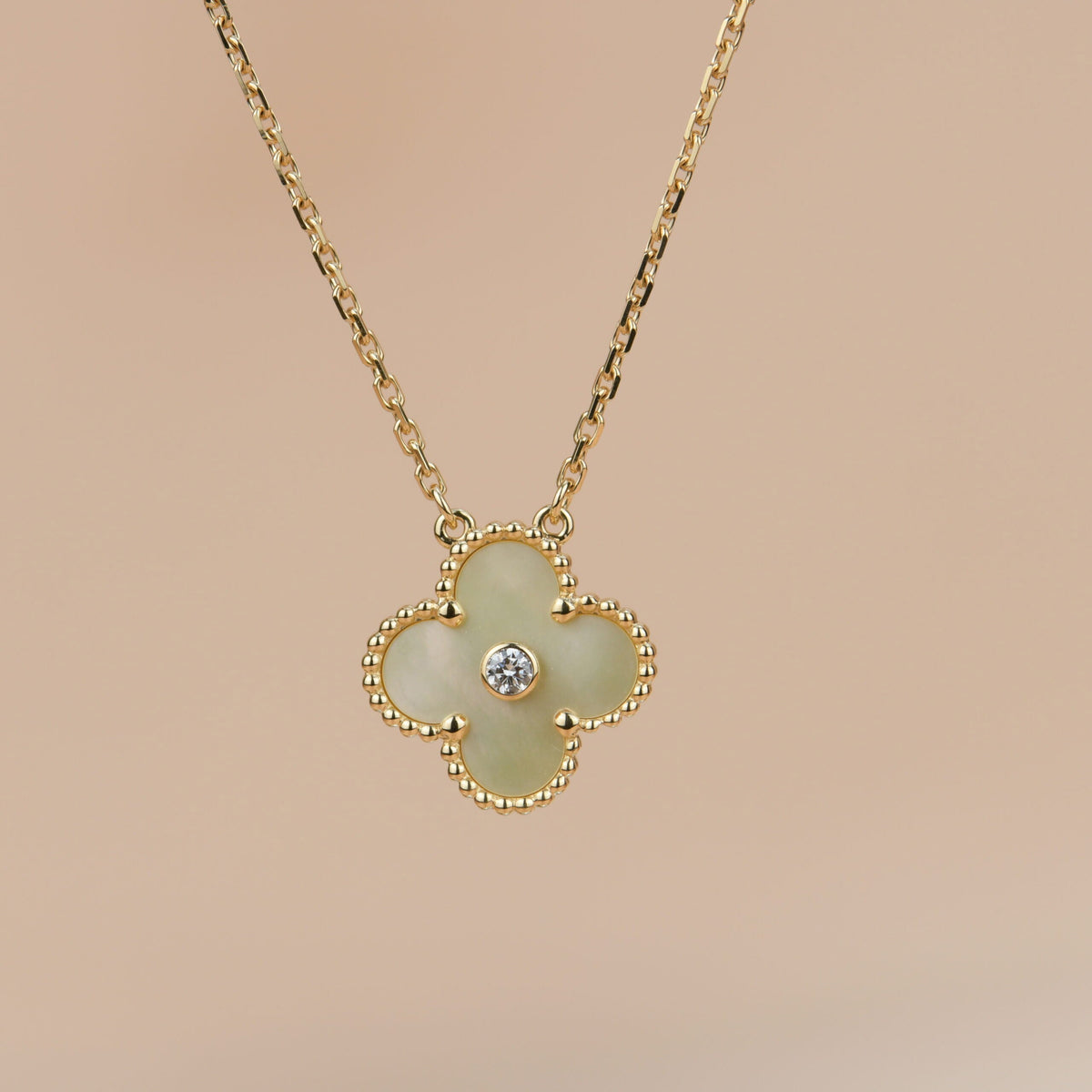 {
"Bling Jewelrys": "ブリングジュエリー",
"CLOVER 15MM DIAMOND GOLD MOTHER OF PEARL NECKLACE": "クローバー 15mm ダイヤモンド ゴールド マザーオブパール ネックレス"
}