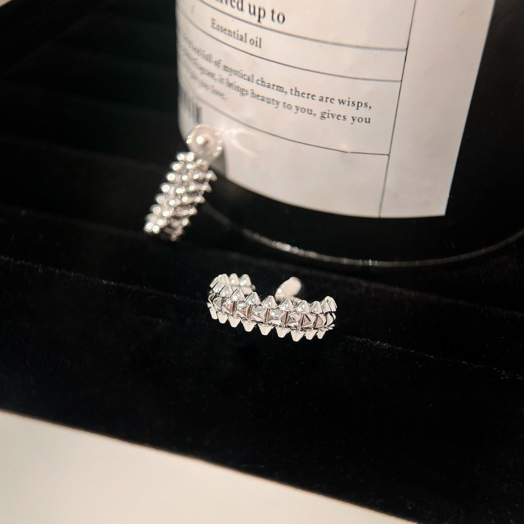 {
"Bling Jewelrys": "ブリングジュエリー",
"CLASH SMALL HOOP EARRINGS": "クラッシュ スモール フープピアス"
}