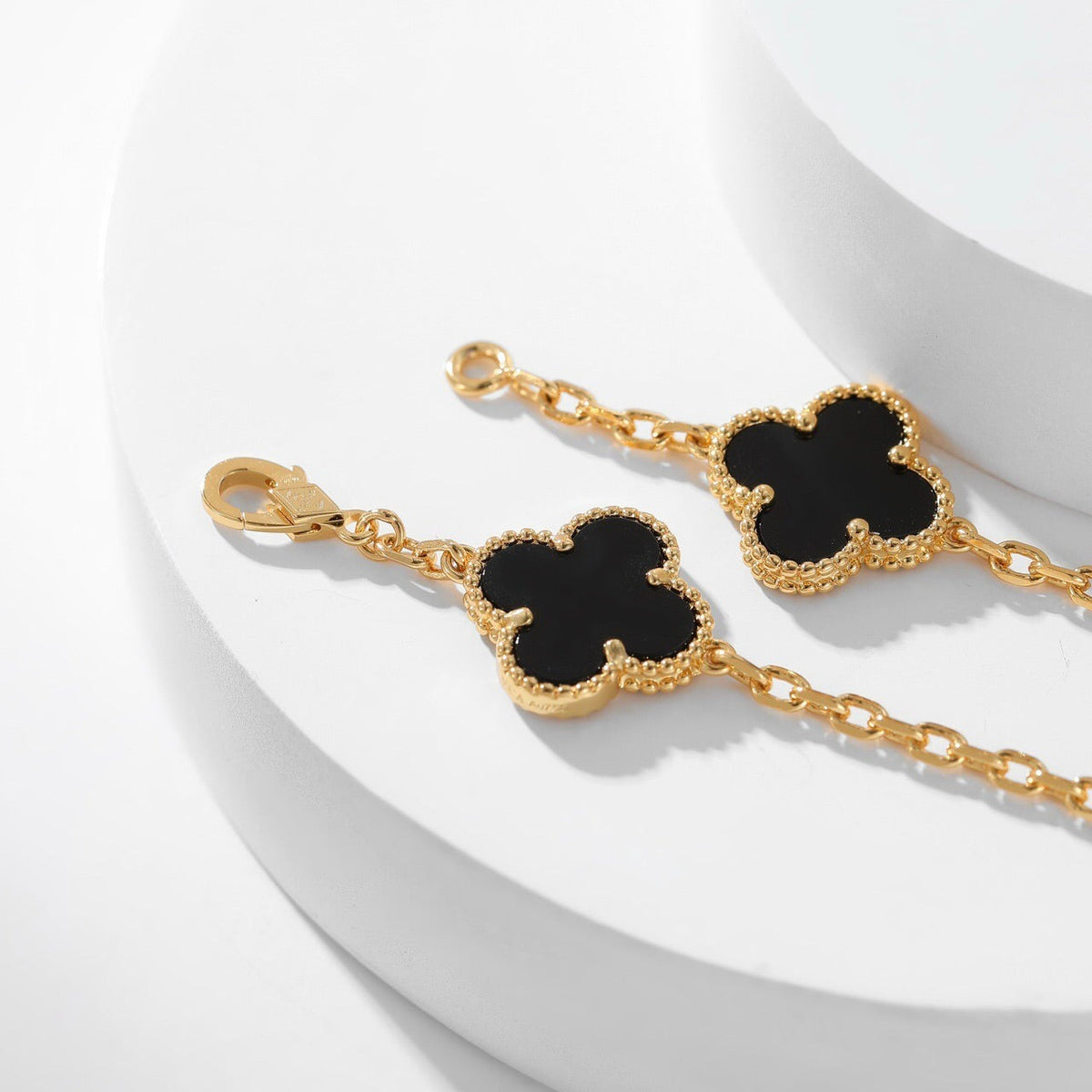 {
"Bling Jewelrys ": "Bling Jewelrys ",
"CLOVER 10 MOTIFS ONYX NECKLACE": "KLEEBLATT 10 MOTIVE ONYX HALSKETTE"
}
