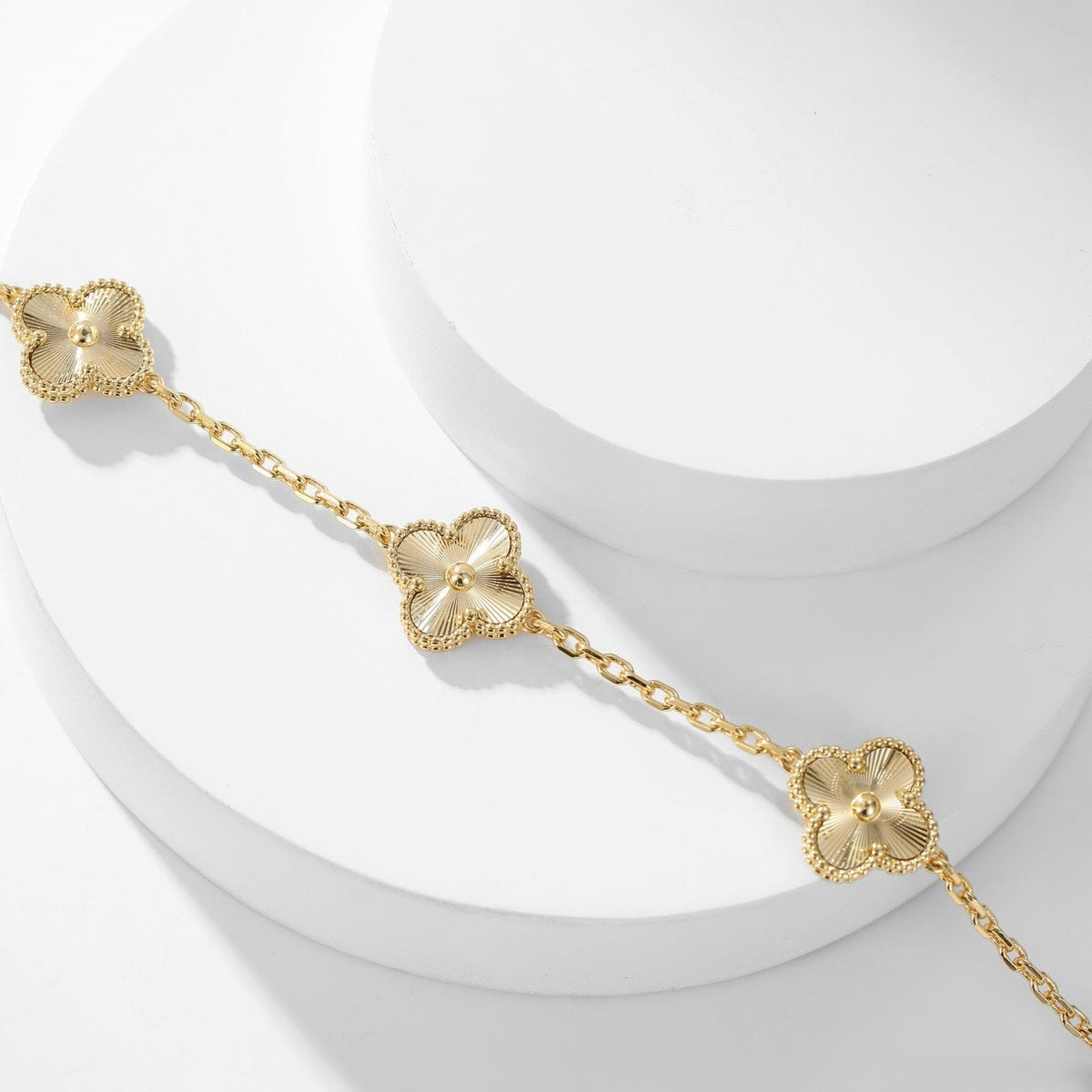 {
"Bling Jewelrys ": "ブリングジュエリー",
"CLOVER 10 MOTIFS LASER NECKLACE": "クローバー 10モチーフ レーザーネックレス"
}