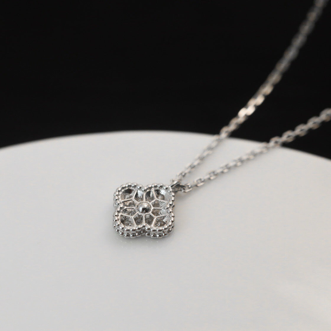 {
"Bling Jewelrys": "ブリング・ジュエリー",
"CLOVER MINI 9.5MM PENDANT DIAMOND NECKLACE": "クローバー ミニ 9.5mm ペンダント ダイヤモンドネックレス"
}