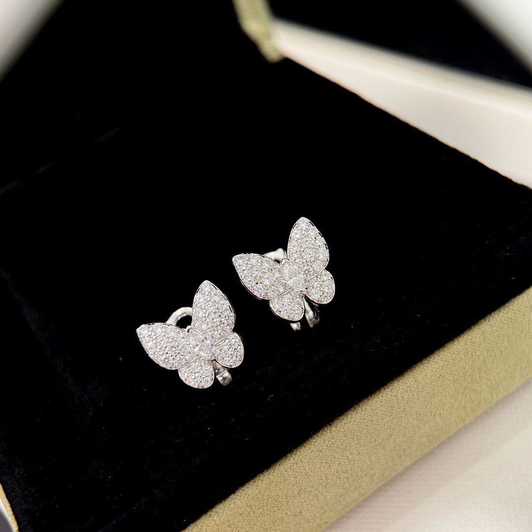 {
"Bling Jewelrys ": "ブリング・ジュエリー ",
"BUTTERFLY ALL DIAMOND EARRINGS": "バタフライ・オールダイヤモンド・イヤリング"
}